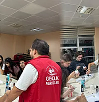 Menteşe'de  gençler sanatla üretiyor, yeteneklerini geliştiriyor