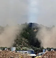 Menteşe'de küçük ölçekli hortumlar toz bulutlarına neden oldu