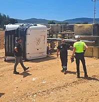 Menteşe'de kum boşaltan kamyon devrildi: Sürücü yaralandı