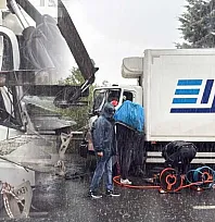 Menteşe'de yağış kazayı beraberinde getirdi, şoför araçta sıkıştı
