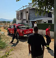 Milas'ta evin yanındaki odunlar alev aldı