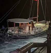 Muğla açıklarında arızalanan yelkenli teknedeki 2 kişi kurtarıldı
