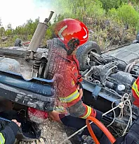 Muğla'da araç 50 metrelik uçuruma yuvarlandı