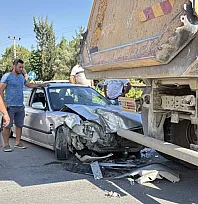 Muğla'da kamyona arkadan çarpan genç sürücü yaralandı