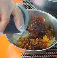 Muğla'da kavurucu sıcaklarda kar helvası ile serinliyorlar