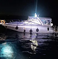 Muğla'da kayalıklara çarpan teknedeki iki kişiyi Sahil Güvenlik ekipleri kurtardı