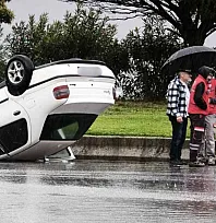 Muğla'da sağanak yağışta kontrolden çıkan otomobil takla attı
