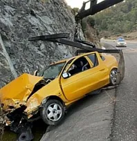 Muğla'da savrulan otomobil hurdaya döndü, sürücü araçta sıkıştı