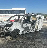 Muğla'da seyir halindeki araç alev alev yandı