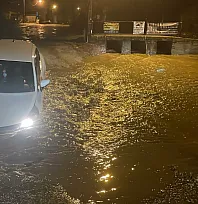 Muğla'da yağış nedeniyle yol çöktü, çukura düşen araç yolda mahsur kaldı
