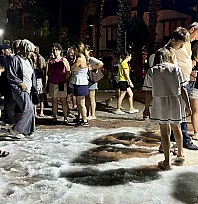 Muğla'da yerli ve yabancı turistlere ağustosta yapay kar sürprizi