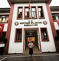 Muğla'nın 100 yıllık tarihi belediye binası vakıflara geçiyor