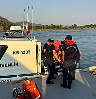 Muğla Sedir Adasında kayalıklardan düşen vatandaşa tıbbi tahliye
