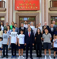 Muğla Valisi Dr. İdris Akbıyık, LGS şampiyonlarını altınla ödüllendirdi