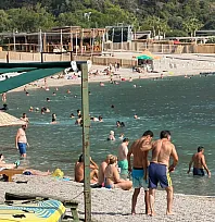 Ölüdeniz Belcekız Plajı'nda Pazar Yoğunluğu: Yazdan Kalma Bir Gün