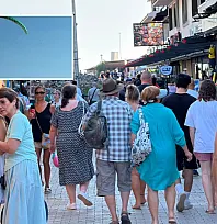Ölüdeniz'de çarşıda ve gökyüzünde hareketlilik sürüyor
