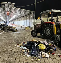 Pazar dağıldı, temizlik ekipleri gece mesaisine başladı