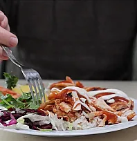 Pet şişeyi açamayan da çatalın tabakta çıkardığı sesten rahatsız olan da şikayet etti