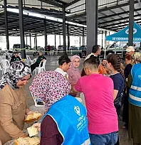 Seydikemer'de dayanışma seferberliği: Koordinasyon merkezinde günde yüzlerce kumanya hazırlanıyor