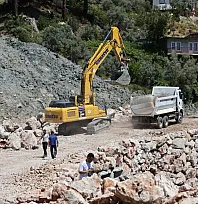 Seydikemer'de Heyelan Nedeniyle Kapanan Yol İçin Çalışmalar Sürüyor