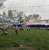 Seydikemer Seki Yağlı Güreşleri'nde yağmur altında mücadele