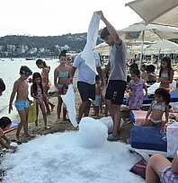 Sıcaktan kavrulan Bodrum'da sahile 2 ton buz döküldü
