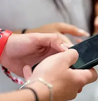 Sosyal medyayı küçük yaşta kullanan çocuklar bazı derslerde daha başarısız olabiliyor