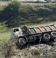 Taşkının yaşandığı Tersakan Çayı'na kamyon devrildi