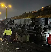 TEM'de feci ölüm: Kullandığı tırın altında kalan sürücü hayatını kaybetti, 2 yaralı