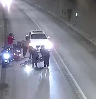Tünelde motosikletten düşüp metrelerce sürüklendi: Kaza anı kamerada
