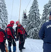 Uludağ'da telesiyej arızası: 52 tatilci kurtarıldı, 8 kişiyi kurtarma çalışması sürüyor