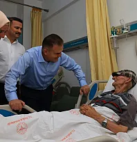 Vali Akbıyık, Fethiye'de yangından etkilenen huzurevi sakinlerini hastanede ziyaret etti