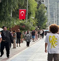 Yağışlı günlerin ardından Fethiye Kordonu'nda pazar yoğunluğu