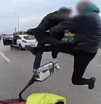 Yol verme tartışması kavgaya dönüştü: 2 sürücü gözaltında