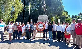 Fethiye'de Atatürk Anıtı önünde alternatif çelenk sunma töreni
