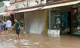 Fethiye Ölüdeniz'de sağanak yağış etkili oldu