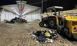 Pazar dağıldı, temizlik ekipleri gece mesaisine başladı