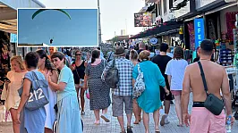 Ölüdeniz'de çarşıda ve gökyüzünde hareketlilik sürüyor
