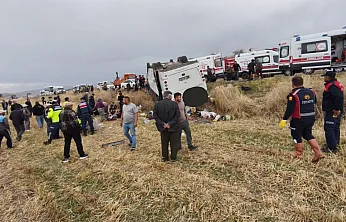 Afyonkarahisar'da Midibüs Şarampole Devrildi: 25 Kişi Yaralandı