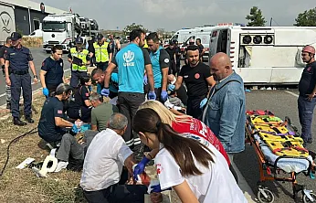 Antalya-Isparta Karayolu'nda yolcu midibüsü devrildi: 1'i ağır 17 yaralı