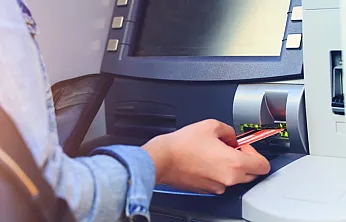 ATM'de bu hatayı yapmayın! Hem paranızdan hem kartınızdan olabilirsiniz