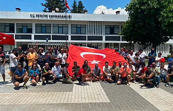 Babadağ pilotlarının eylemi ikinci gününde: Fethiye Kaymakamlığı bahçesinde Türk Bayrağı açtılar