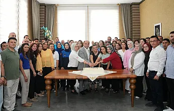 Başkan Akdenizli'ye Çalışma Arkadaşlarından Doğum Günü Sürprizi