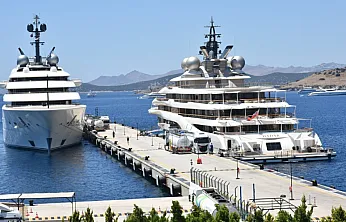 Bodrum'a gelen dev yatlar 'Blue' ve 'Hadar'a tankerlerle yakıt ikmali yapıldı