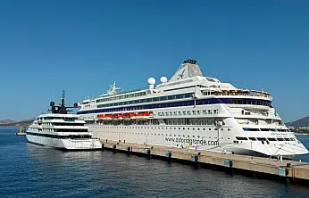 Bodrum'a iki gemi birden geldi