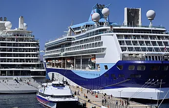 Bodrum'a iki gemiyle 2 bin 484 turist geldi