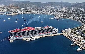 Bodrum'a 'Scarlet Lady' kruvaziyeriyle 2 bin 521 turist geldi
