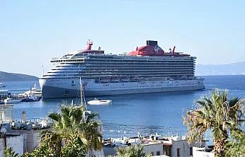 Bodrum'a 'Scarlet Lady' kruvaziyeriyle 2 bin 603 turist geldi