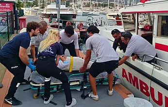 Bodrum açıklarında teknede düşerek yaralanan turist deniz ambulansıyla tahliye edildi