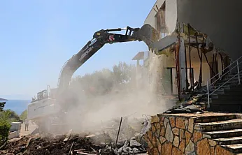 Bodrum'da kaçak yapılarda yıkım çalışmaları sürüyor